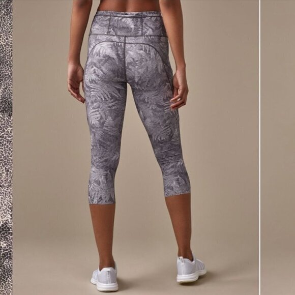 ❤️ Lululemon Fast & free crop 19” Size 4, black/white leaves prints G76 - Picture 1 of 9